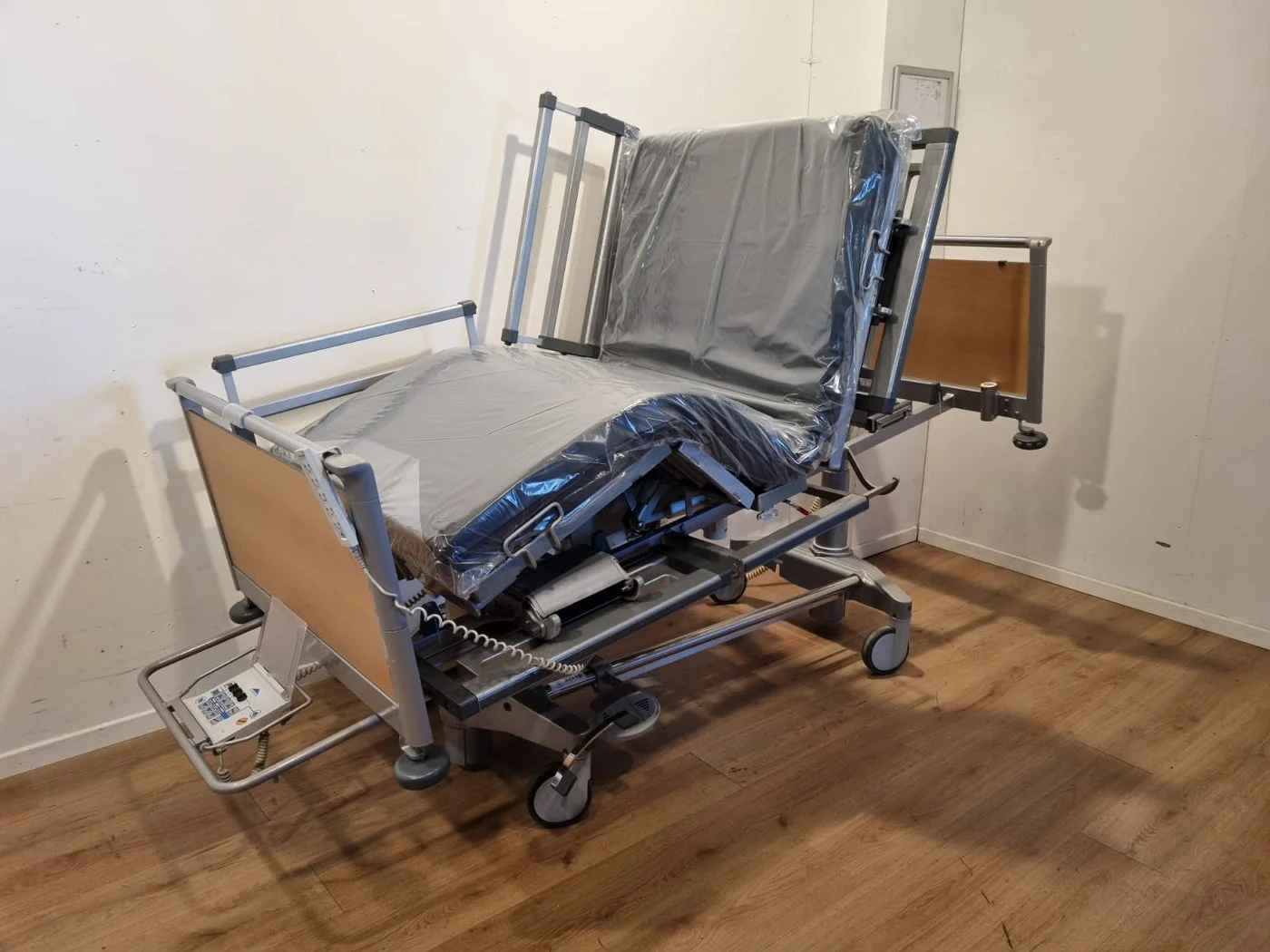 Stiegelmeyer Avanta PI-BV 3-section electric hospital bed #28