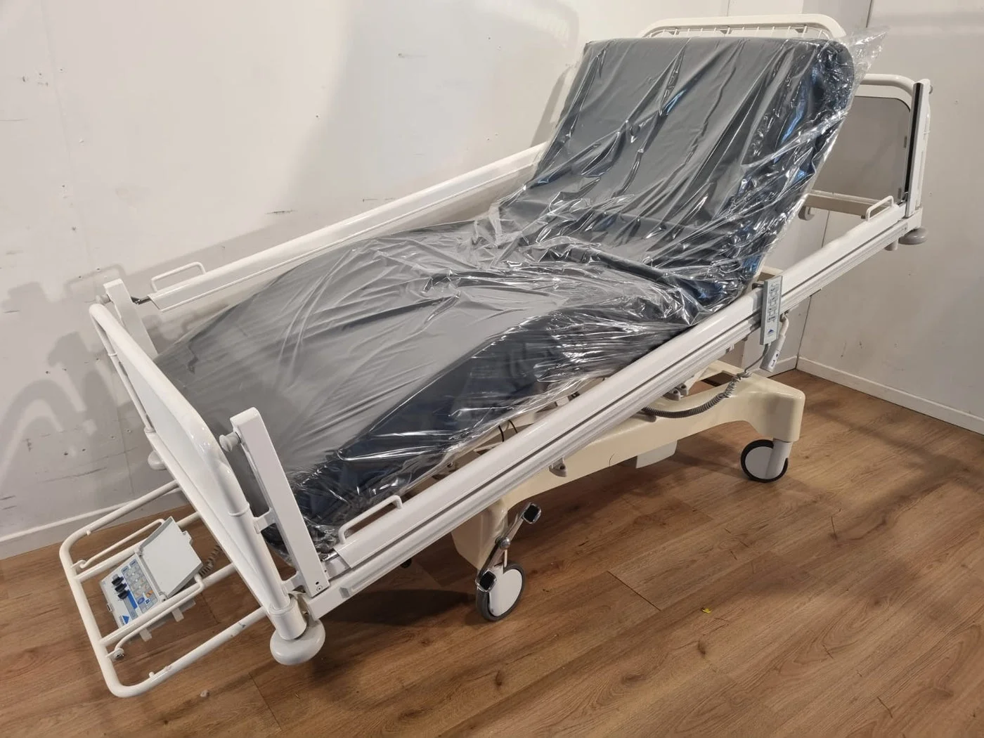 Stiegelmeyer Vivendo (146352) 3-Section Electric Hospital Bed #27A