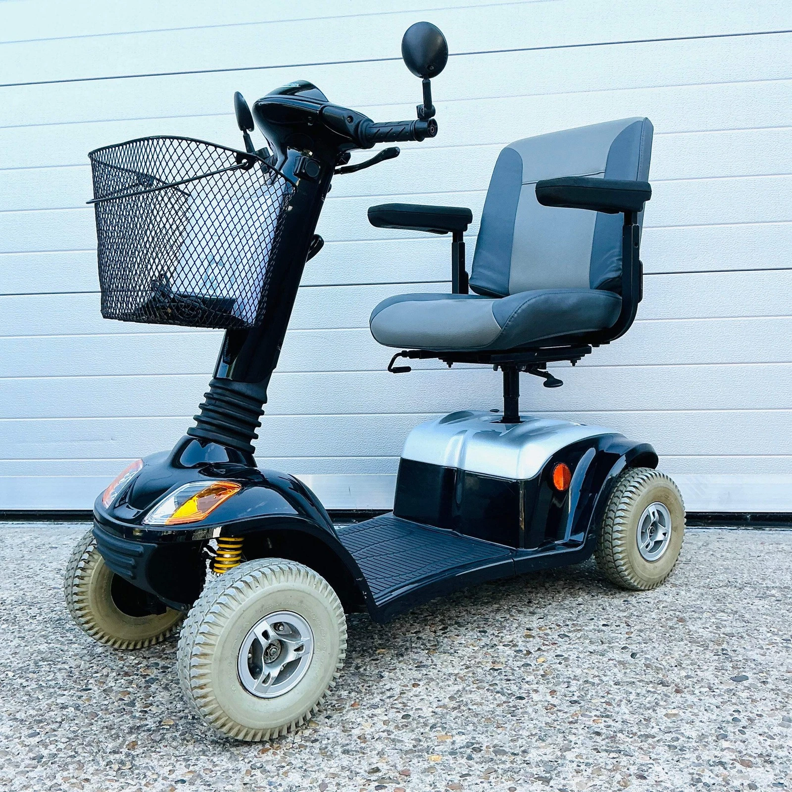 Kymco Super 6 Medium All-Terrain 6 mph Mobility Scooter – Rugged Comfort with Warranty